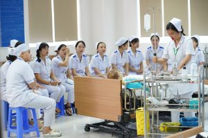 Chủ động học tập và rèn luyện kỹ năng giúp sinh viên Hộ sinh tự tin hơn khi bước vào môi trường làm việc thực tế